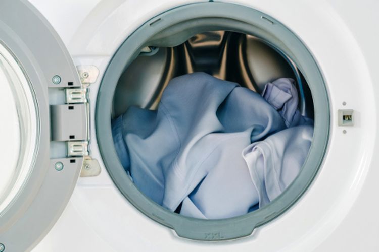 ilustrasi mencuci pakaian sutra di mesin cuci