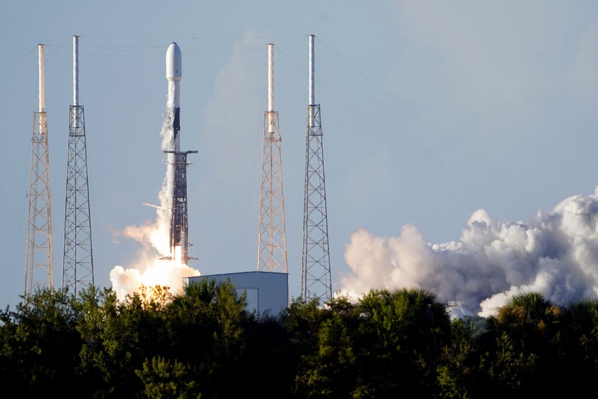 Roket SpaceX Falcon 9 membawa Korea Pathfinder Lunar Orbiter atau pengorbit bulan milik Korea Selatan lepas landas dari kompleks peluncuran 40 di Stasiun Angkasa Cape Canaveral di Cape Canaveral, Florida, AS, Kamis (4/8/2022).