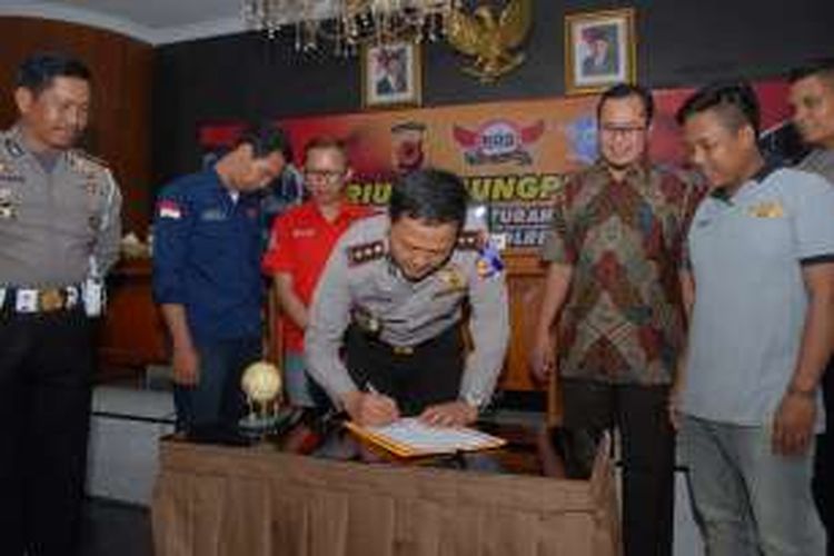 Kapolres Sukabumi Kota, AKBP Rustam Mansur menandatangani naskah deklarasi penolakan geng motor di Polres Sukabumi Kota, Rabu (18/5/2016). Naskah deklarasi tersebut juga telah ditandatangani pengurus Komunitas Otomotif Sukabumi (KOS). 