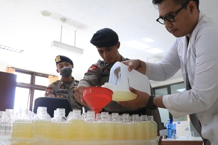 Proses produksi hand sanitizer berbahan arak Bali di Laboratorium Farmasi Unud, Kamis (2/4/2020). 