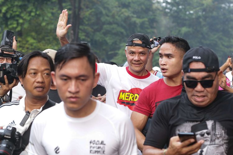 Gubernur Jawa Tengah sekaligus bakal calon presiden yang diusung Partai Demokrasi Indonesia Perjuangan, Ganjar Pranowo lari pagi di kawasan Stadion Gelora Bung Karno, Jakarta, Minggu (30/4/2023).