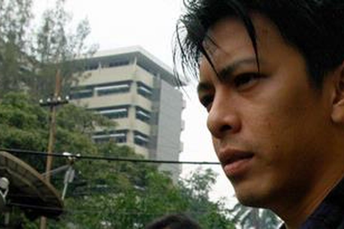 Penyanyi Nazriel Irham atau Ariel keluar dari Mabes Polri, Jakarta Selatan, Rabu (20/10/2010). Ariel diserahkan kepada Kejaksaan Negeri di Bandung setelah berkas penyelidikan dinyatakan lengkap atau P-21. Sidang kasus Ariel sendiri akan digelar di Bandung.