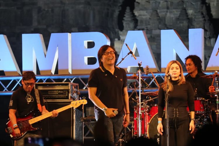 Ari Lasso  beraksi di Prambanan Jazz hari terakhir, yang digelar di Kompleks Candi Prambanan, Yogyakarta, Minggu (7/7/2019).