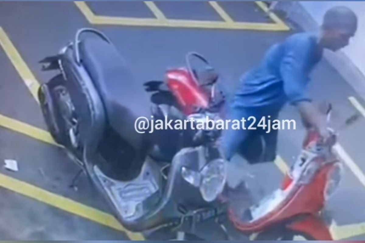 Rekaman kamera CCTV mejunjukkan pelaku pencurian motor membawa kendaraan milik korban di Jalan Panjang, Kebon Jeruk, Jakarta Barat. 