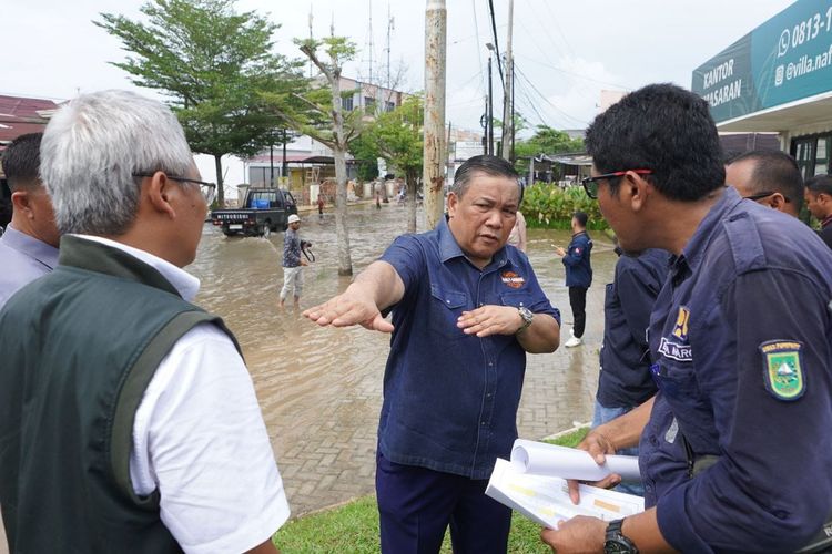 Pj Gubernur Riau SF Hariyanto saat meninjau perbaikan salah satu ruas jalan di Kota Pekanbaru, Minggu (9/6/2024).