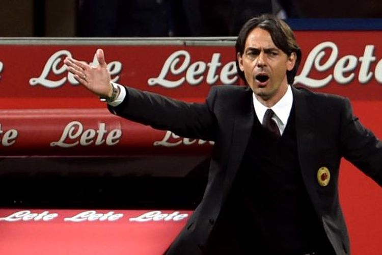 Salah satu ekspresi pelatih AC Milan Filippo Inzaghi, ketika mendampingi timnya melakoni pertandingan Serie-A melawan Inter Milan, di Giuseppe Meazza, Milan, 19 April 2015.