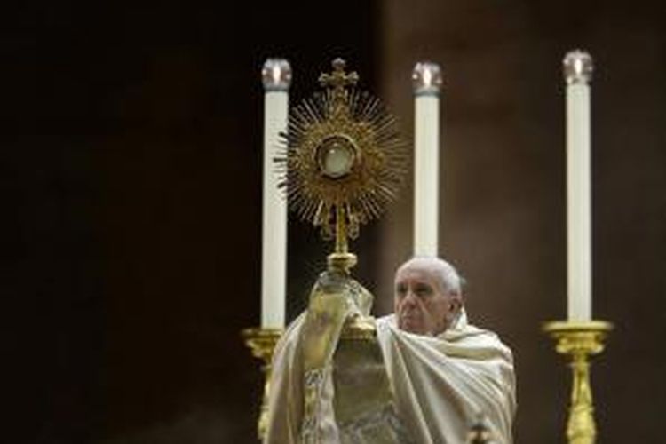 Paus Francis memegang monstrans selama misa di Alun-alun Saint Peter di Vatikan, 7 September 2013. Paus Fransiskus menyerukan kepada dunia agar berdoa dan puasa untuk perdamaian di Suriah dan menolak intervensi militer ke Suriah.