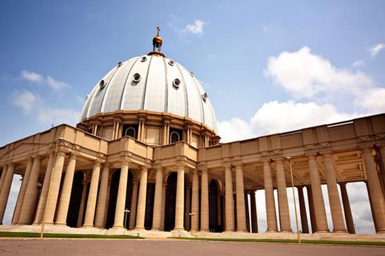 Basilika Our Lady of Peace of Yamoussoukro, gereja Katolik di Pantai Gading, dianggap sebagai yang terbesar di dunia. 