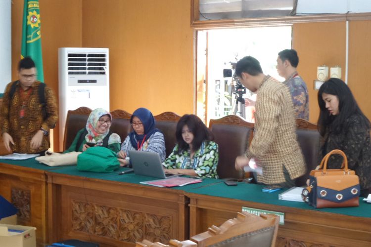 Tim biro hukum KPK saat menghadapi praperadilan Setya Novanto di Pengadilan Tipikor Jakarta, Jumat (8/12/2017).