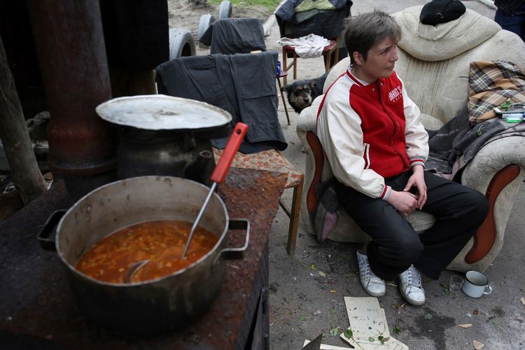 Seorang warga lokal memasak sup borshch hidangan tradisional Ukraina, di pinggiran kota Donetsk, Ukraina timur, 11 April 2017. UNESCO pada Jumat (1/7/2022) memasukkan budaya memasak sup borshch di Ukraina dalam daftar warisan budaya terancam punah.
