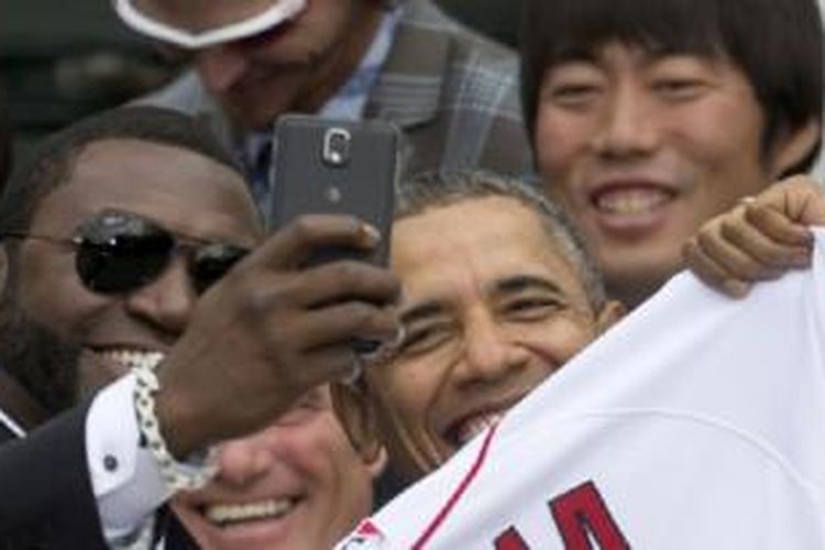 Presiden Obama selfie dengan atlet baseball Boston Red Sox David Ortiz. 