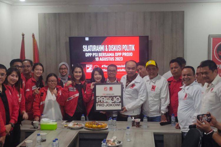 Elite Partai Solidaritas Indonesia (PSI) diwakili oleh Wakil Ketua Dewan Pembina Grace Natalie dan Ketua Umum DPP Pro Jokowi (Projo) Budi Arie Setiadi berfoto bersama usai bertemu secara tertutup di Kantor Projo, Pancoran, Jakarta Selatan, Kamis (10/8/2023).