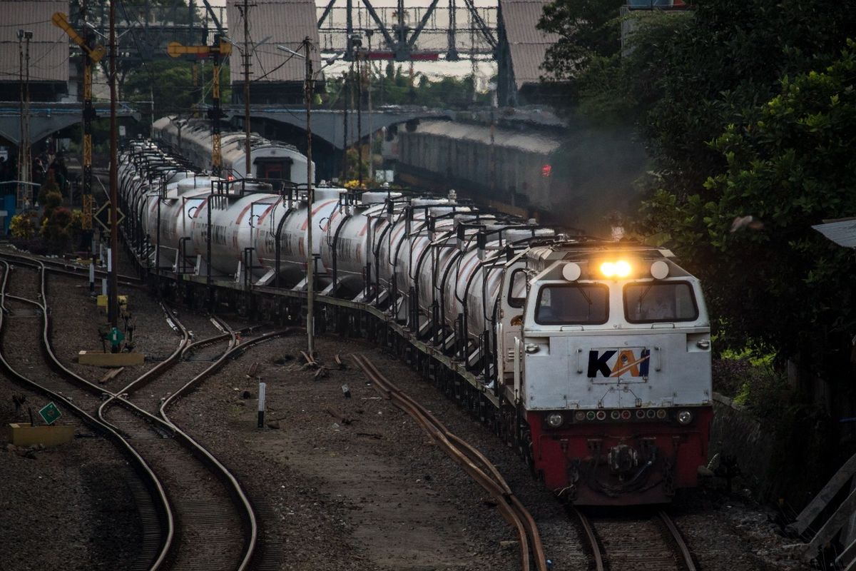 Kereta api angkutan barang milik PT KAI