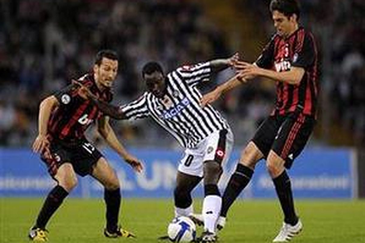 Gialuca Zambrotta (kiri) dan Kaka (kanan) mencoba menekan pemain Udinese pada pertandingan Sabtu (16/5). Milan kalah 1-2 dari Udinese, sehingga Inter Milan pun memastikan juara Liga Serie-A.