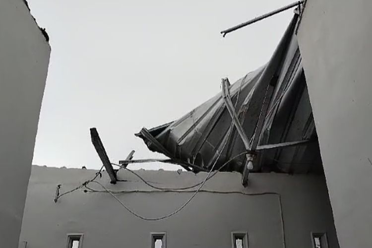 Pemukiman warga di Kabupaten Gowa, Sulawesi Selatan porok poranda diterpa angin kencang. Selasa, (15/10/2024).