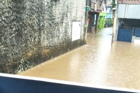 Kali Pesanggrahan Meluap, Banjir Setinggi 60 Sentimeter Terjadi di Kampung Baru Jaksel
