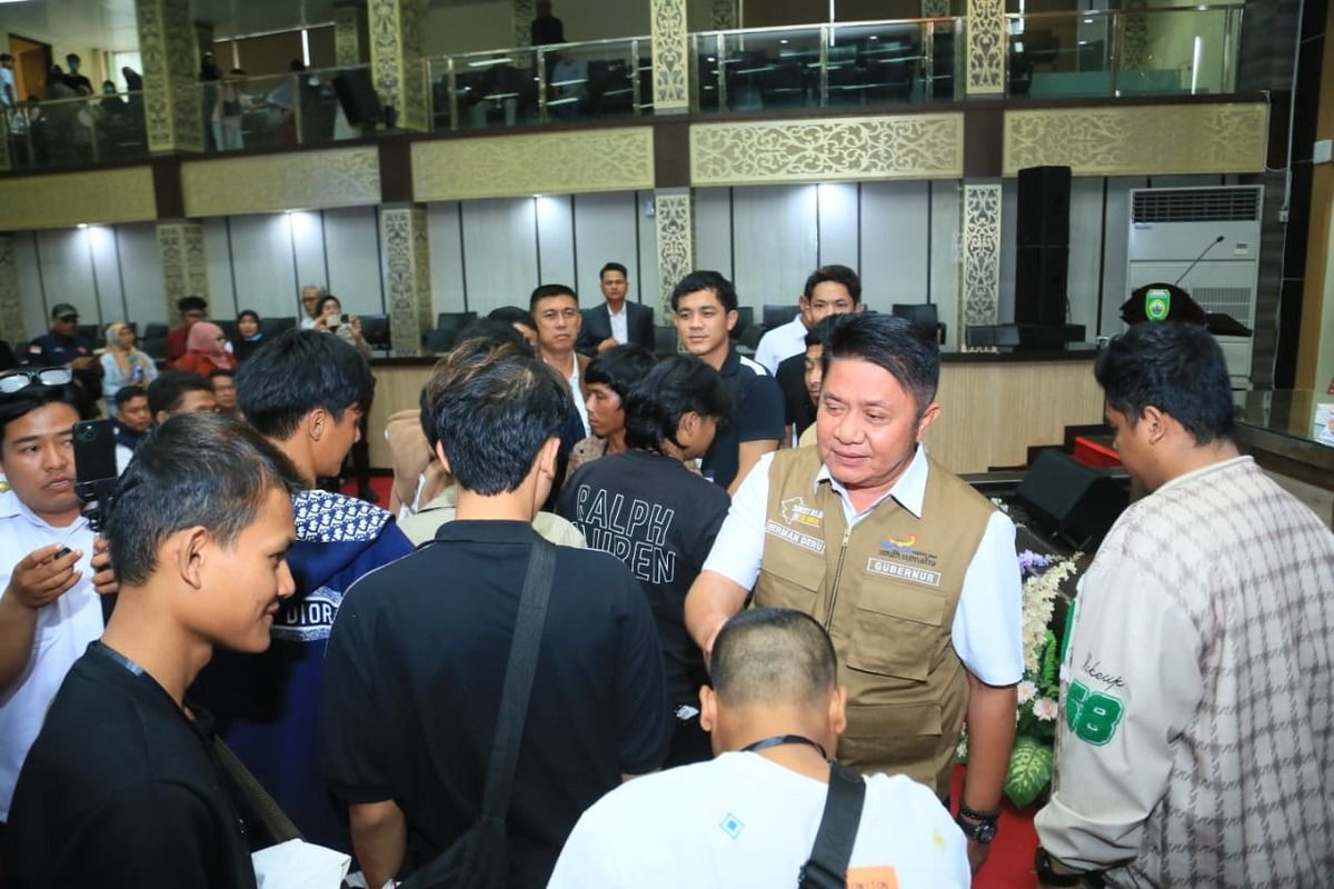 Gubernur Sumatera Selatan Herman Deru saat menemui 14 warga Palembang yang terjebak di Kamboja saat di auditorium Pemprov Sumsel, Senin (30/3/2026).
