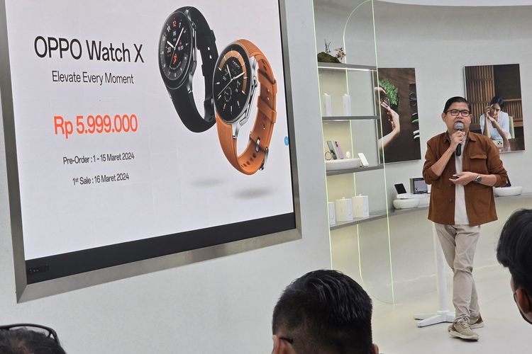 PR Manager Oppo Indonesia, Aryo Meidianto mengenalkan smartwatch Oppo Watch X di Jakarta, Jumat (1/3/2024).