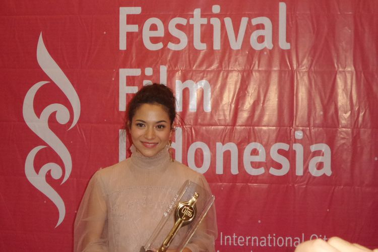 Putri Marink mendapatkan penghargaan untuk kategori Pemeran Utama Wanita Terbaik untuk film Posesif pada Festival Film Indonesia (FFI) 2017, di Grand Kawanua International City, Manado, Sulawesi Utara, Sabtu (11/11/2017) malam.