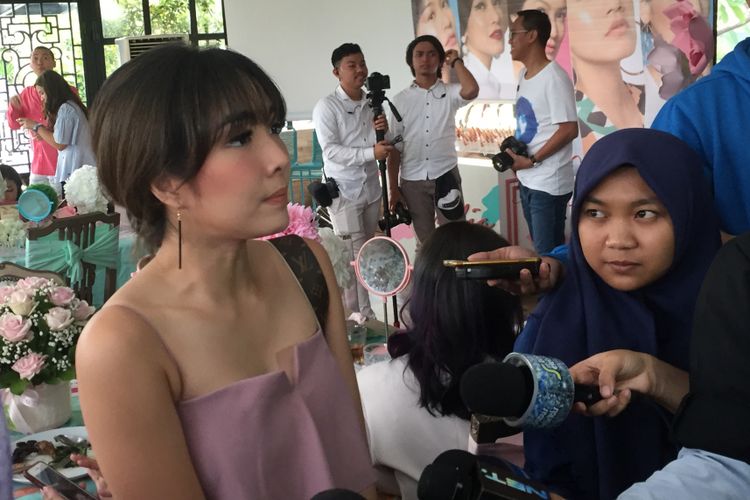 Gisella Anastasia menghadiri acara peluncuran sebuah produk kecantikan di Kebayoran Baru, Jakarta Selatan, Kamis (12/4/2018).