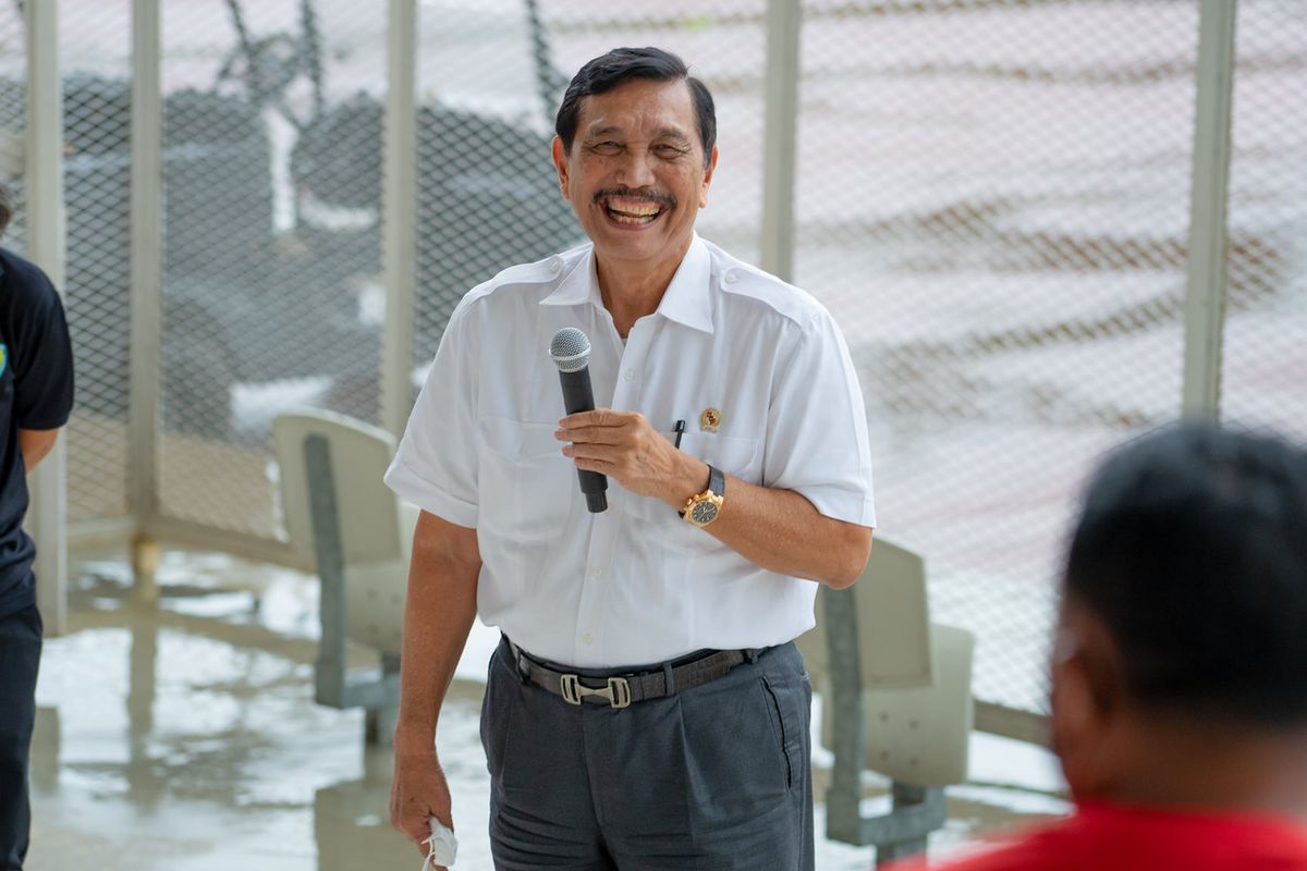 Menko bidang Kemaritiman dan Investasi sekaligus Ketua Umum PB PASI Luhut Binsar Pandjaitan menyapa serta memberikan pembekalan kepada para atlet atletik di Stadion Madya Gelora Bung Karno, Jakarta, Jumat (29/1/2021).