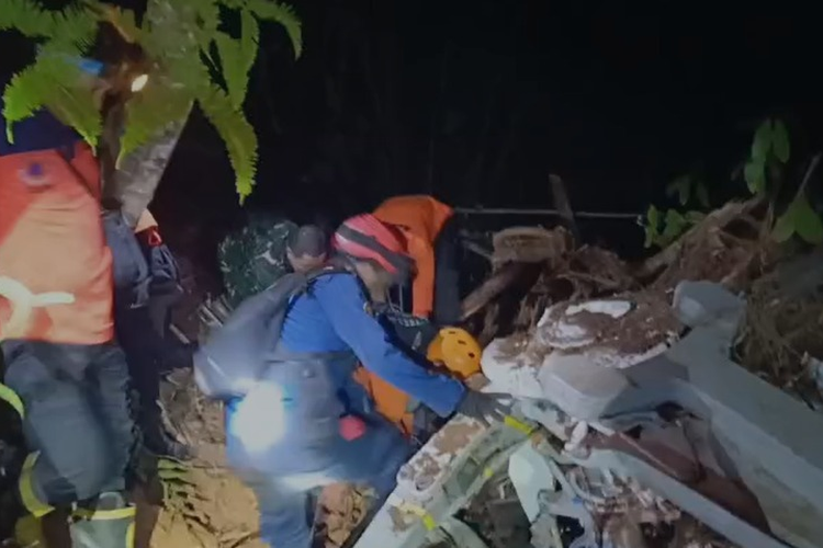 Di Balik Evakuasi Korban Helikopter PK-CFX: 7 Jam Turunkan Korban dari Puncak Bukit, Tembus Medan Curam