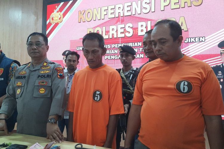 Dua pencuri hewan ternak dihadirkan saat ungkap kasus di Mapolres Blora, Jawa Tengah, Jumat (18/8/2023)