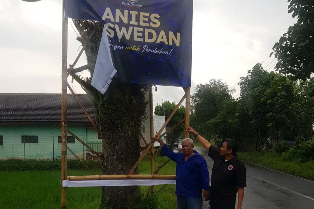 Baliho Anies Baswedan yang dirusak di Kabupaten Jember