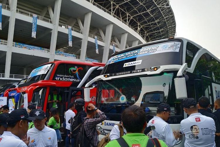 Menteri Perhubungan (Menhub) Budi Karya Sumadi (kanan) dan Menteri Badan Usaha Milik Negara (BUMN) Rini Soemarno berfoto bersama usai melepas secara simbolis keberangkatan 250.000 peserta Mudik Bareng BUMN di Kompleks Gelora Bung Karno (GBK), Jakarta, Kamis (30/5/2019).