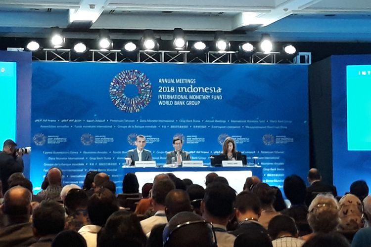 Press briefing World Economic Outlook oleh Dana Moneter Internasional (IMF) pada Pertemuan Tahunan IMF-Bank Dunia 2018 di Hotel Westin-BICC Nusa Dua, Bali, Selasa (9/10/2018).