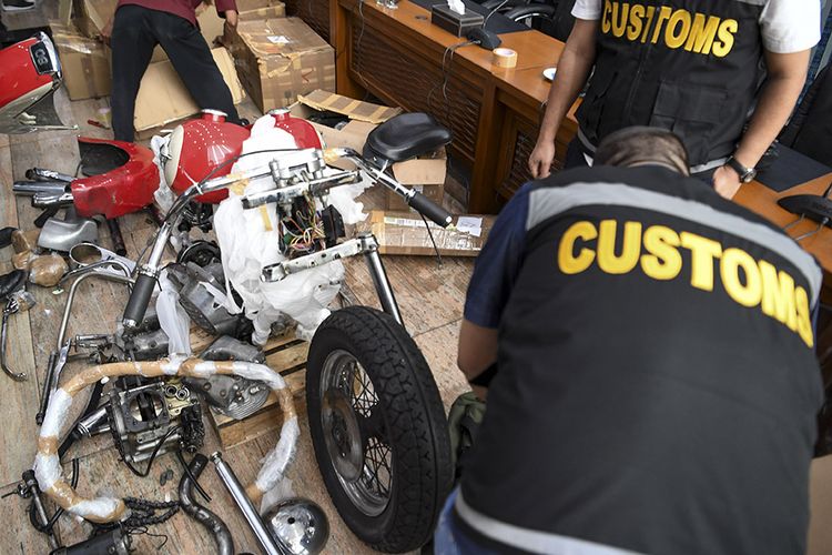 Petugas Bea Cukai menyiapkan barang bukti pada konferensi pers terkait penyelundupan motor Harlery Davidson dan sepeda Brompton menggunakan pesawat baru milik Garuda Indonesia di Kementerian Keuangan, Jakarta, Kamis (5/12/2019). Direktorat Jenderal Bea dan Cukai Kemenkeu berhasil mengungkap penyelundupan sepeda motor Harley Davidson pesanan Direktur Utama PT Garuda Indonesia Tbk, I Gusti Ngurah Askhara dan dua sepeda Brompton beserta aksesorisnya menggunakan pesawat baru Airbus A330-900 Neo milik Garuda Indonesia.