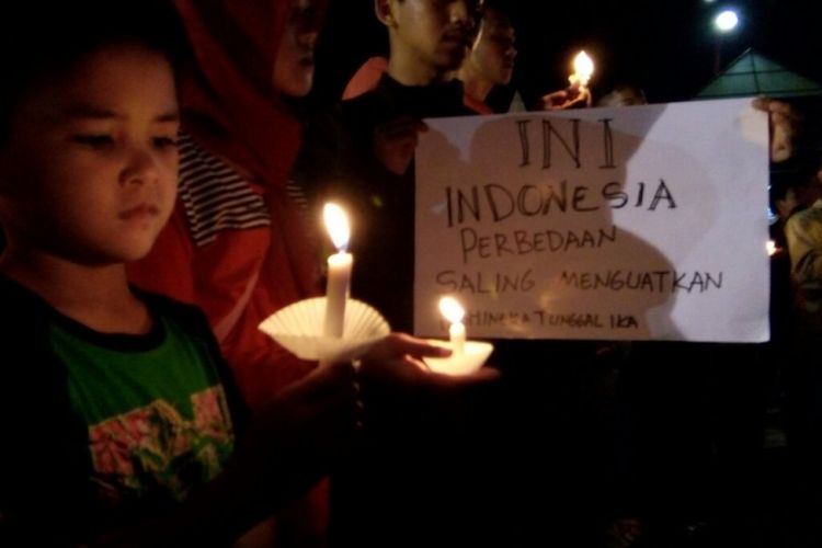 Ratusan Anggota dari Sejumlah Komunitas di Jember, Jawa Timur, Menggelar Doa Bersama Untuk Korban Bom di Surabaya, Senin (14/5/2018) malam. 