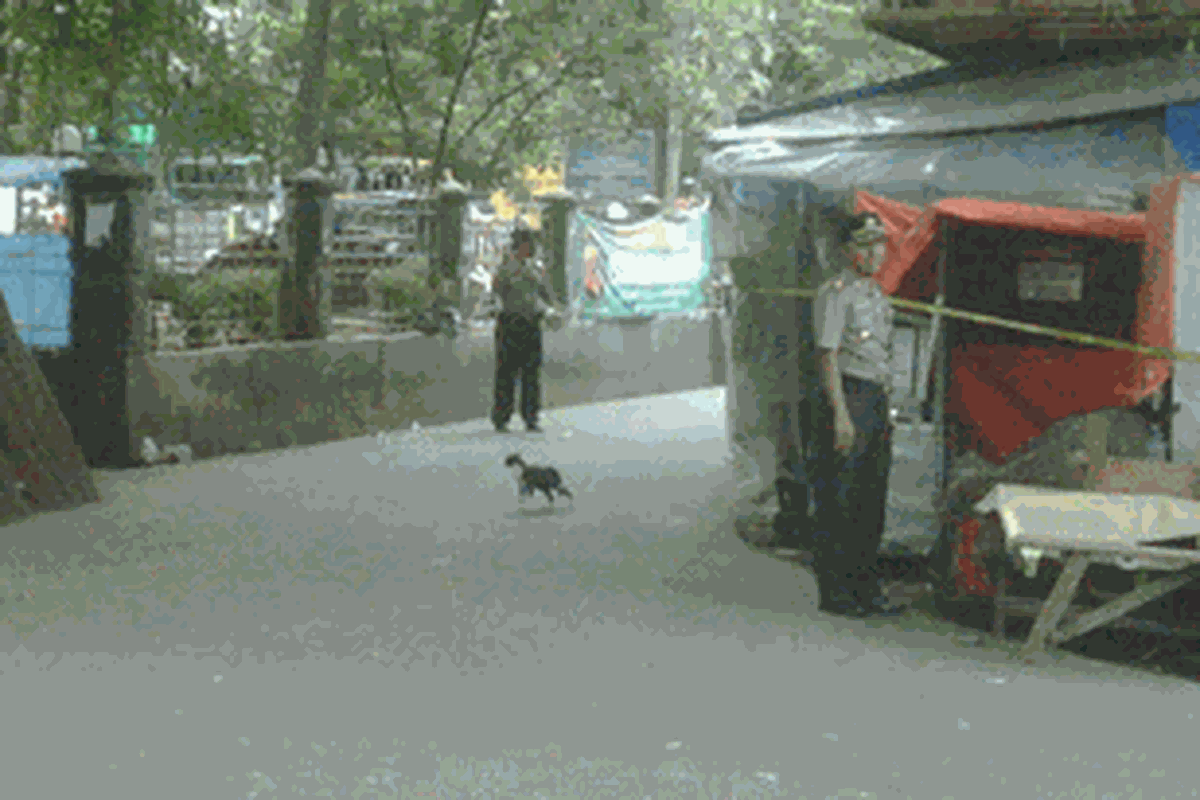 Petugas Polsek Bogor tengah dan Polres Kota Bogor, Senin (21/3/2011), berjaga-jaga di Pasar Kebon Kembang, Bogor.