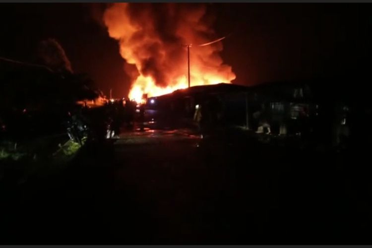 Pasar Mahalona Raya di Desa Libukan Mandiri, Kecamatan Towuti, Luwu Timur, Sulawesi Selatan hangus terbakar. Kebakaran terjadi Senin (3/4/2023) malam sekitar pukul 23.00 WITA, meski terjadi hujan deras, namun kebakaran tak dapat dielakkan.