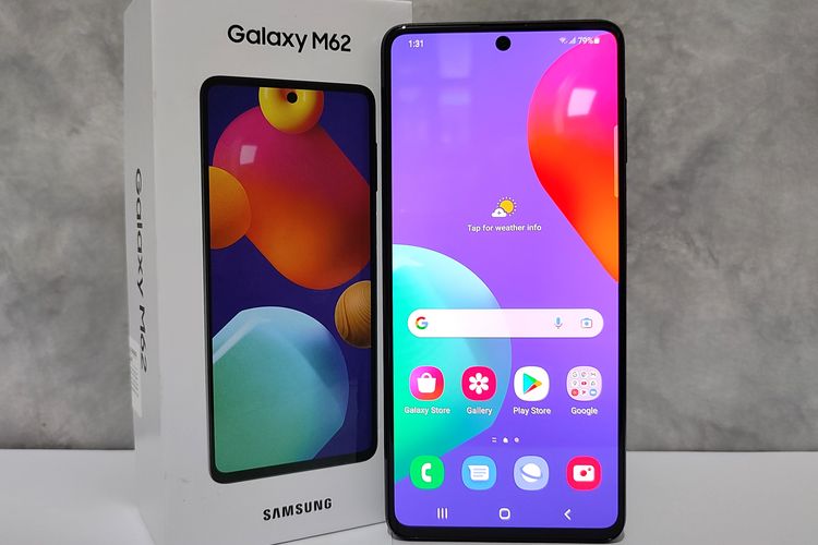 Samsung kembali memboyong ponsel dari keluarga Galaxy M dengan ciri khas baterai jumbo, yaitu Galaxy M62 ke pasar Indonesia. Ponsel ini mengisi segmen kelas menengah dengan banderol Rp 6 juta.