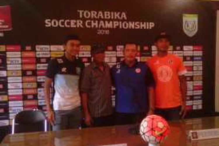 Para pelatih dan perwakilan pemain Persela Lamongan serta Perseru Serui, saat jumpa pers sebelum pertandingan, Rabu (15/6/2016).