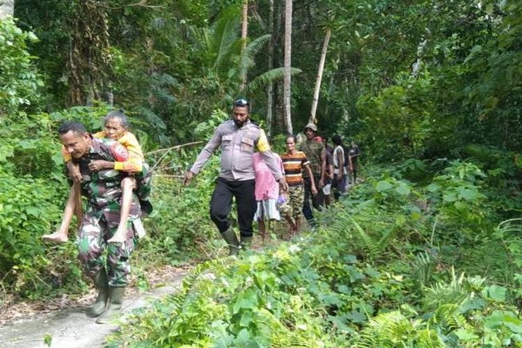 Bintara Pembina Desa (Babinsa) desa Alusi Kelaan, Kabupaten Kepulauan Tanimbar Maluku menggendong seorang nenek berusia 87 tahun menuju desa, Rabu (27/7/2022). Nenek ini sebelumnya hilang tiga hari lalu saat pergi ke kebun