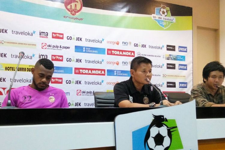 Pelatih kepala Sriwijaya FC Hartono Ruslan memberi keterangan pers usai kalah telak dari Persib Bandung 