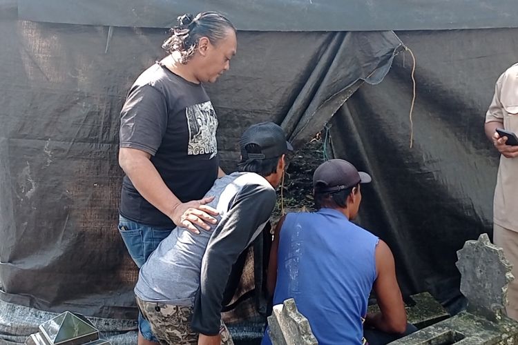 Sejumlah warga Desa Sirigan berusaha melihat pembongkaran makam Romdan (45) warga Desa Sirigan, Kecamatan Paron, Kabupaten Ngawi terkait dugaan meninggal tidak wajar karena korban ditemukan dalam keadaan bersimbah darah dari luka dikepalanya.