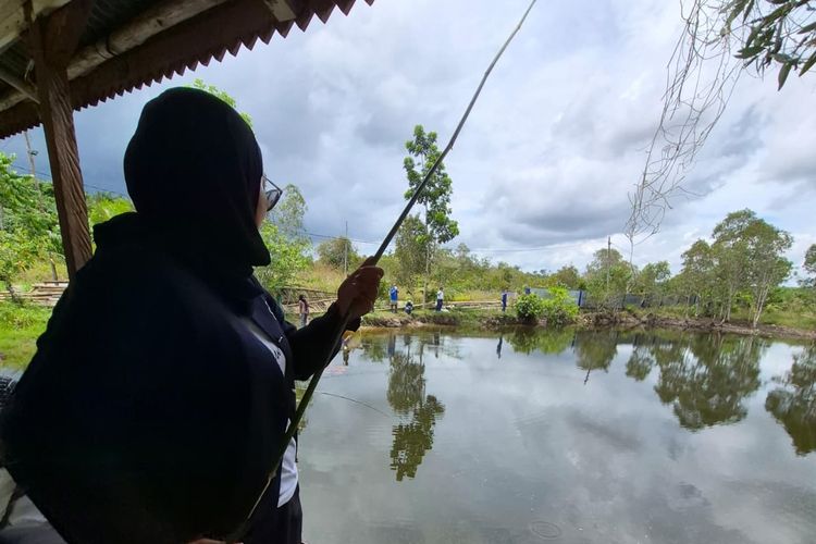 Memancing ikan menjadi salah satu aktivitas yang ditawarkan Desa Wisata Terong di Belitung.