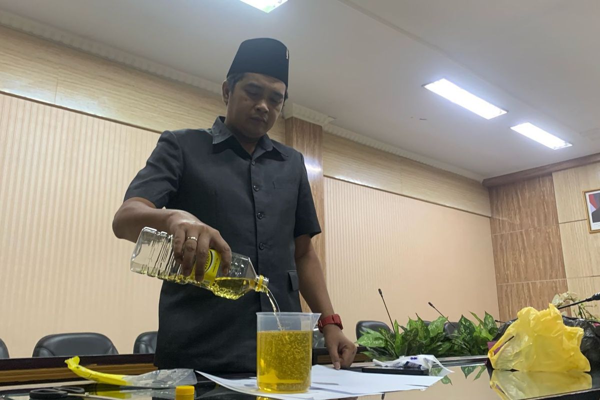 Anggota DPRD Jember Candra Ari Fianto saat menguji takaran MinyaKita, Rabu (12/3/2025).