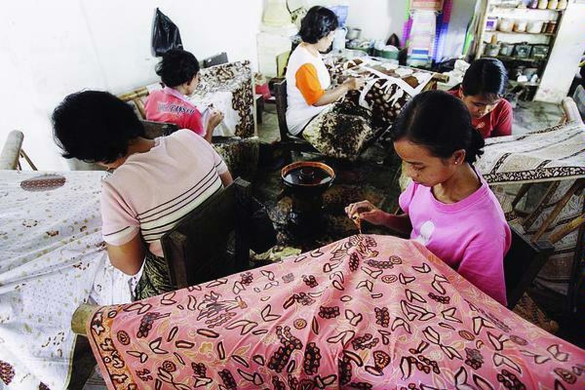 Perajin batik tulis di sentra kerajinan Batik Trusmi, di Desa Trusmi, Kabupaten Cirebon, Jawa Barat. Perajin batik Cirebon nyatakan dukungannya atas upaya pelestarian seni batik daerah itu dengan menerapkan pelajaran esktrakulikuler membatik kepada siswa SD di kabupaten Cirebon.