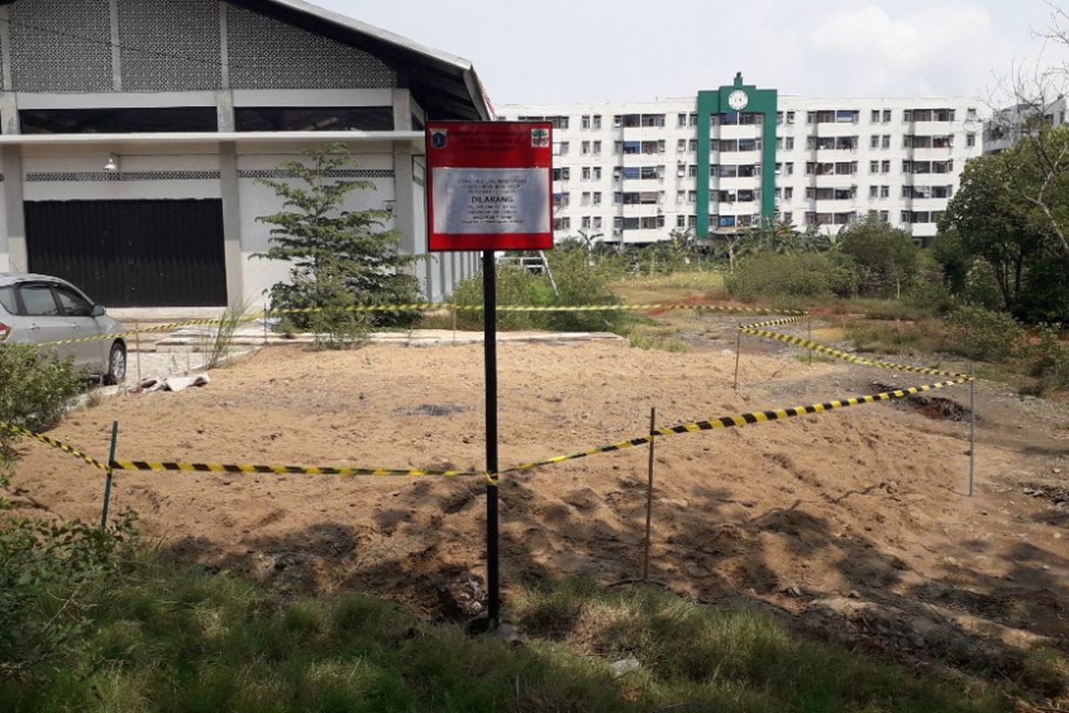 Papan peringatan dipasang di area temuan gundukan tamah diduga limbah B3 di Marunda, Jakarta Utara, Rabu (9/1/2019).