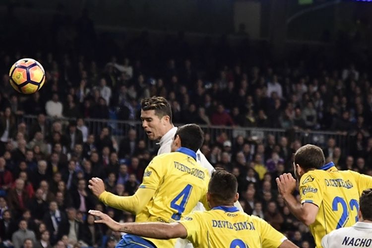 Penyerang Real Madrid, Cristiano Ronaldo (kiri) menyundul bola ke gawang Las Palmas pada pertandingan La Liga di Santiago Bernabeu, pada 1 Maret 2017. 