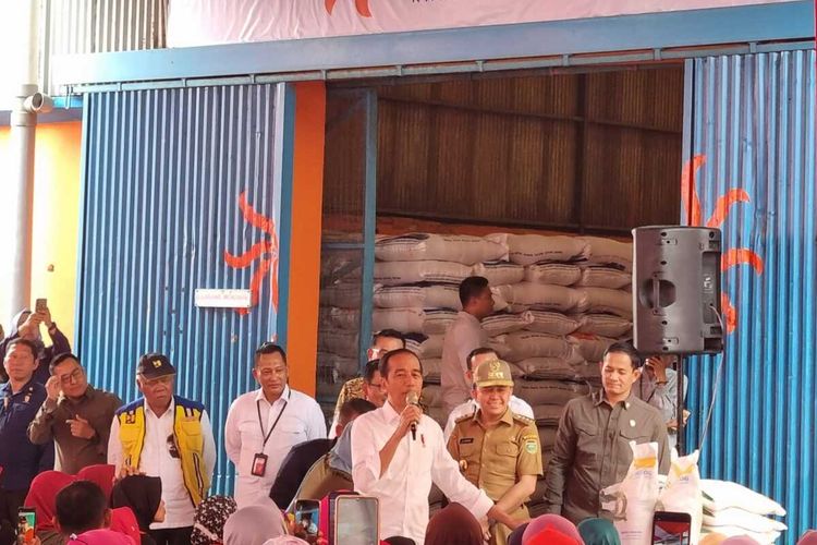 Presiden Joko Widodo aat menyalurkan Beras Bantuan Pangan Pemerintah tahap II di gudang Bulog Palembang, Kamis (26/10/2023).