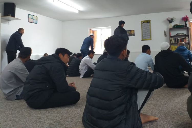 Kiper Garuda Select, Ernando, (duduk kedua dari kiri) saat menjalankan ibadah shalat Jumat di kawasan Birmingham, Inggris, Jumat (3/5/2019).