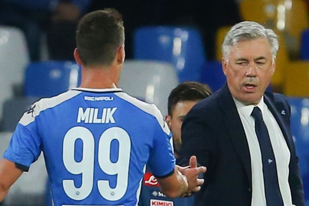 Arkadiusz Milik berjabat tangan dengan Carlo Ancelotti saat terjadi pergantian pemain pada laga Napoli vs Verona di Stadion San Paolo, 19 Oktober 2019. 