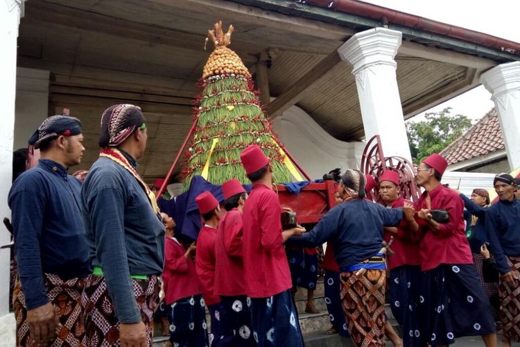 Salah satu Gunungan saat memasuki gerbang Masjid Gedhe Kauman 