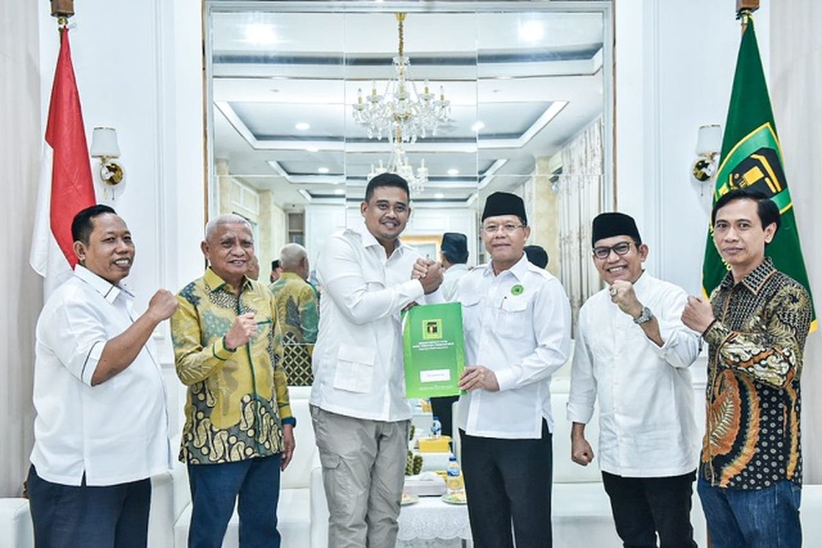 Plt Ketum PPP Muhamad Mardiono dan Wali Kota Medan Bobby Nasution. Bobby dan Surya mendapatkan dukungan dari PPP untuk Pilkada Sumut 2024. Surat rekomendasi diberikan di Kantor DPP PPP, Menteng, Jakarta, Jumat (23/8/2024). 