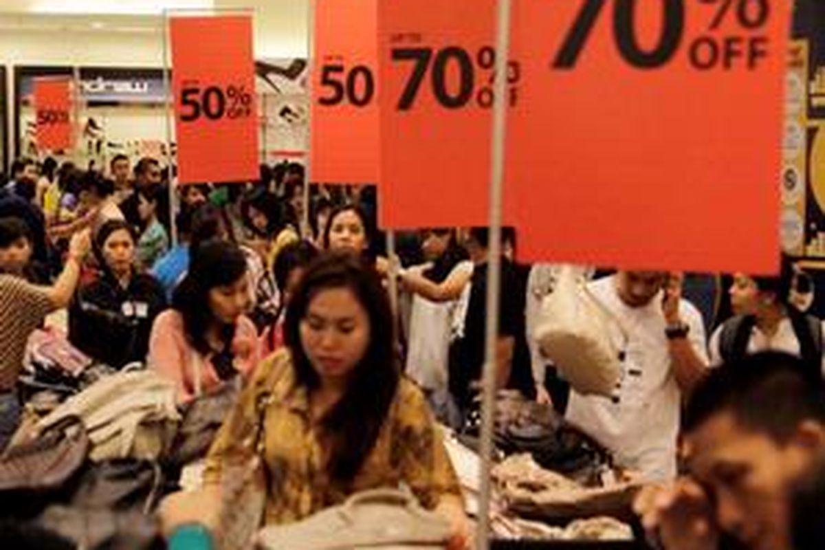 Pengunjung setia Senayan City berburu tas dalam program The Phenomenal Midnight Shopping yang digelar 24-26 Juni 2011, mulai pukul 20:00-24:00.